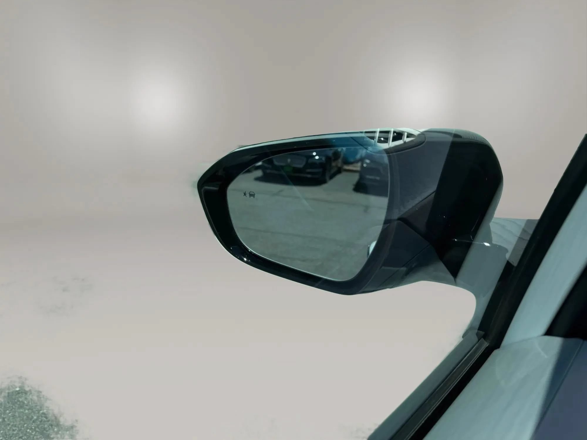 Used 2019 Chevrolet Bolt Premier w/ Infotainment Package FWD image 26