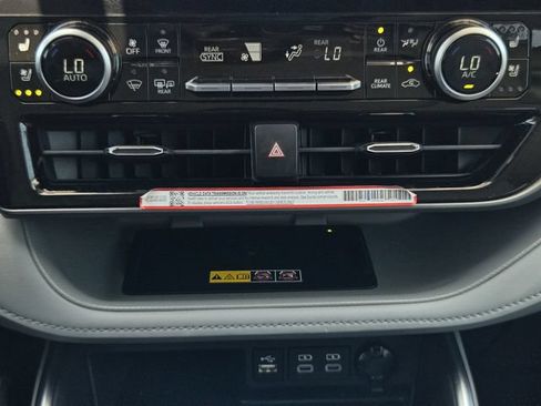 Certified 2026 Toyota Highlander Limited AWD/4WD image 17