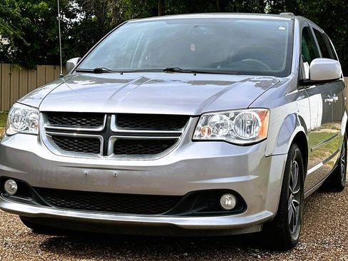 Used 2017 Dodge Grand Caravan SXT FWD image 2