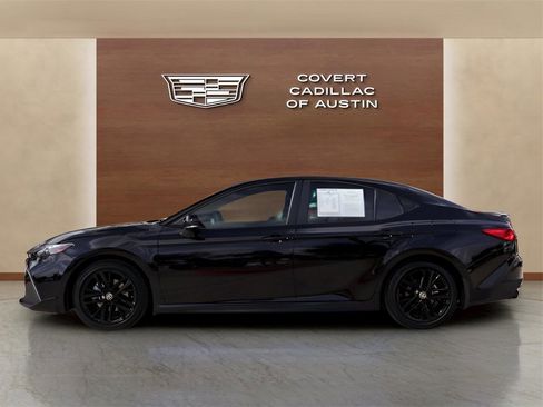 Used 2025 Toyota Camry SE image 2