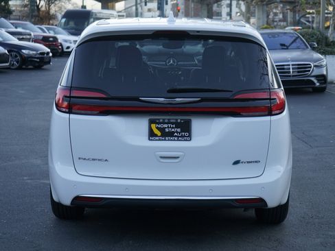 Used 2022 Chrysler Pacifica Touring-L w/ Uconnect Theater Family Group image 10