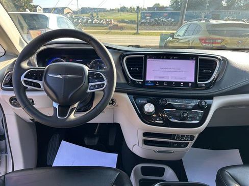 Certified 2022 Chrysler Pacifica Touring-L image 11