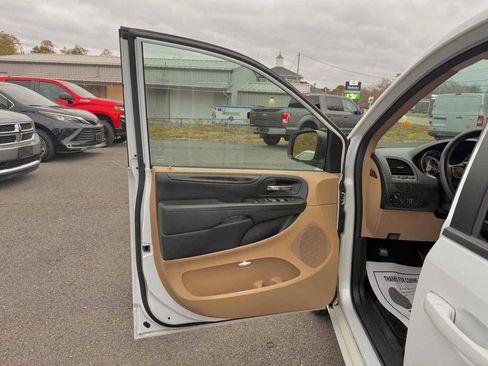 Used 2016 Dodge Grand Caravan SE w/ Quick Order Package 29E SE image 11