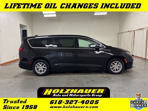 Used 2024 Chrysler Pacifica Touring-L FWD image 1