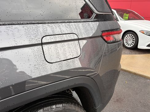 Used 2023 Jeep Grand Cherokee 4WD 4xe image 13