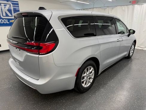 Used 2023 Chrysler Pacifica Touring-L FWD image 2