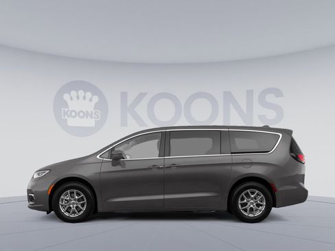 Used 2023 Chrysler Pacifica Touring-L FWD image 2