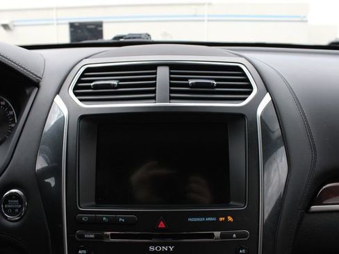 Used 2018 Ford Explorer Platinum AWD/4WD image 16