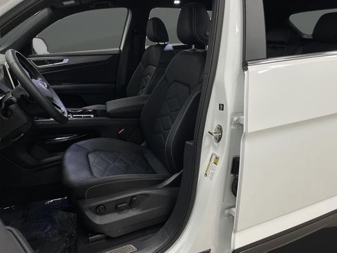 Used 2025 Volkswagen Atlas Cross Sport SE w/ Panoramic Sunroof Package image 4