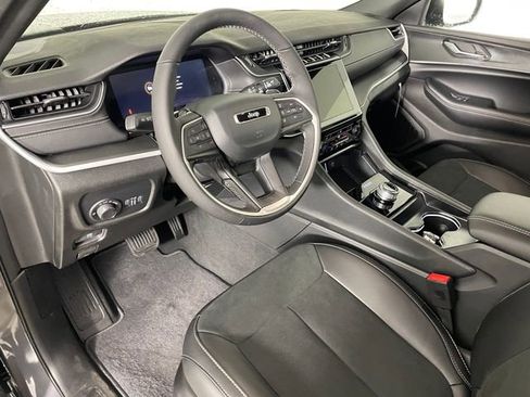 New 2025 Jeep Grand Cherokee 4WD image 2