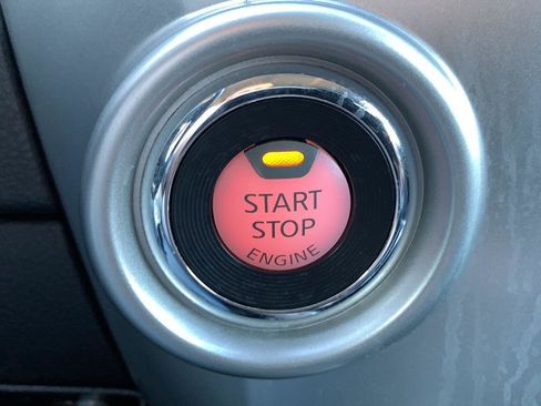 Used 2019 Nissan Titan SV w/ SV Convenience Package image 11