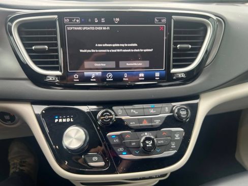 Used 2023 Chrysler Pacifica Touring-L FWD image 8