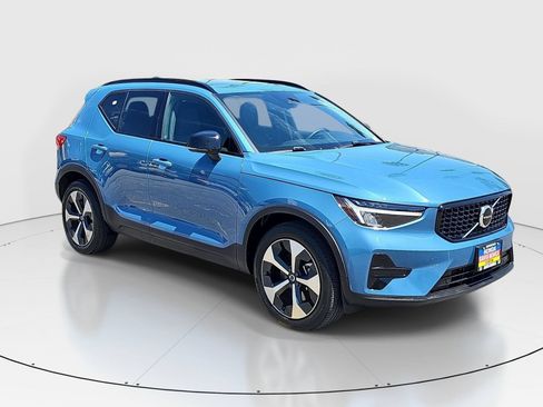 Used 2024 Volvo XC40 B5 Core AWD/4WD image 3