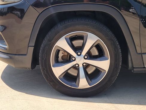 Used 2019 Jeep Cherokee Limited FWD image 12