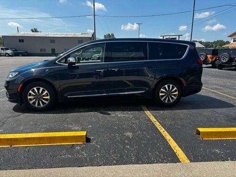 Used 2023 Chrysler Pacifica Limited FWD image 4
