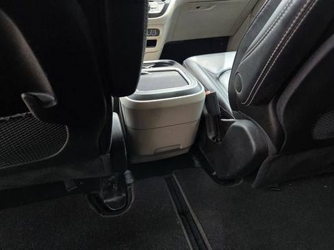 Used 2023 Chrysler Pacifica Touring-L FWD image 14