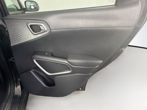 Used 2025 Kia Soul LX w/ LX Technology Package FWD image 30