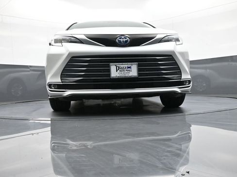 Certified 2025 Toyota Sienna Limited image 29