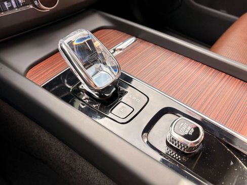 Certified 2023 Volvo XC60 B5 Ultimate w/ Protection Package Premier image 19