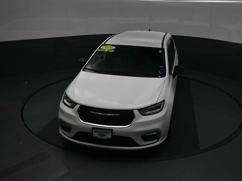 Used 2024 Chrysler Pacifica Touring-L FWD image 41