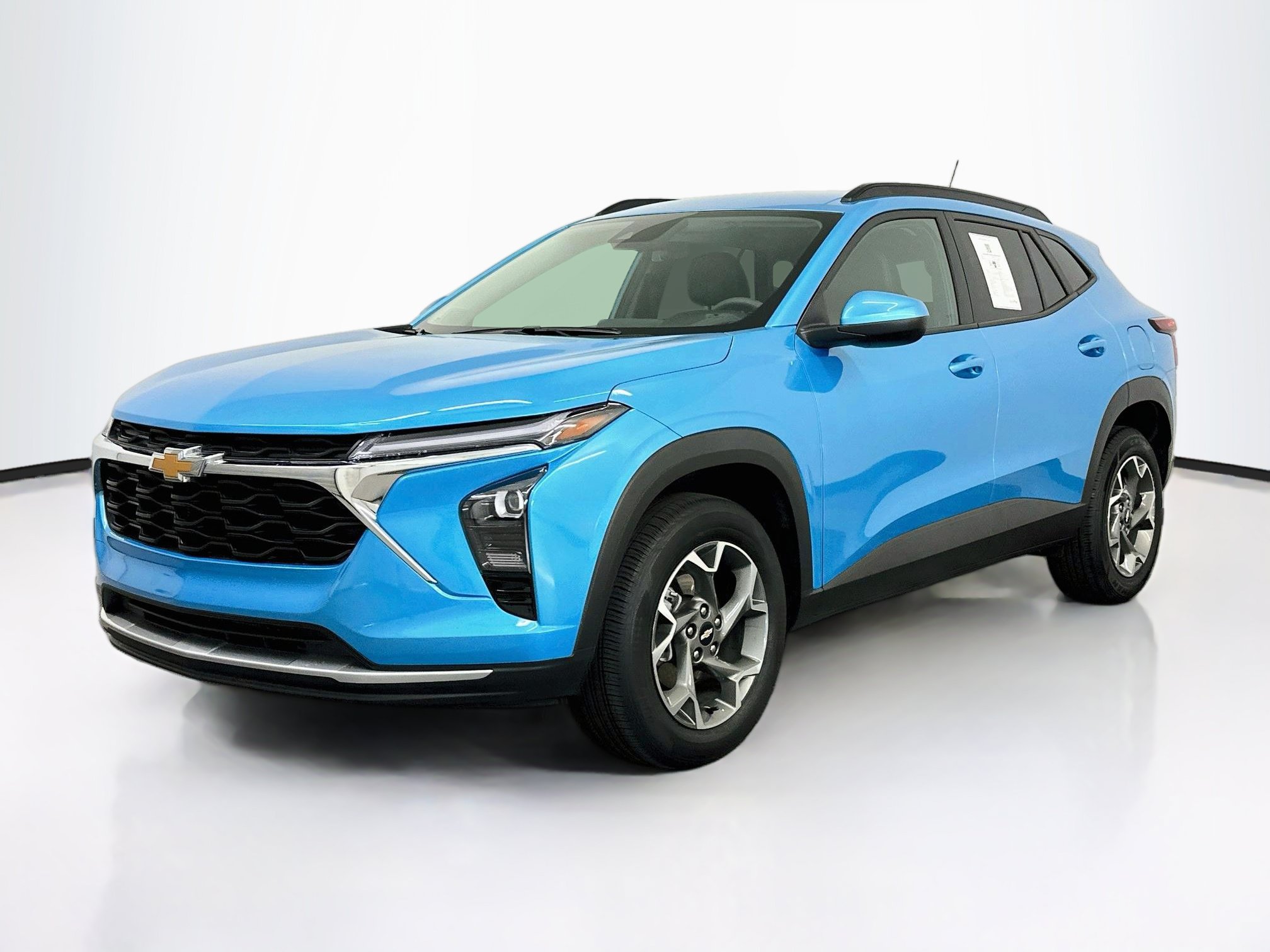 Used 2025 Chevrolet Trax LT FWD image 3