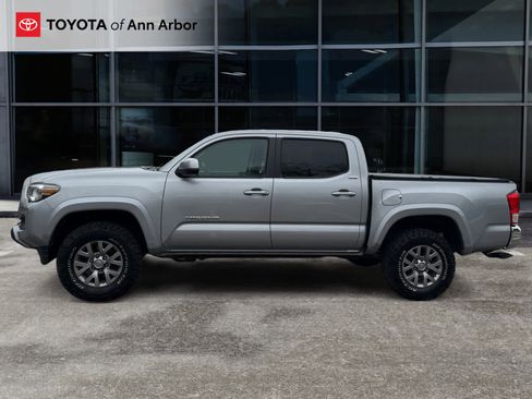Used 2017 Toyota Tacoma SR5 w/ Tow Package AWD/4WD image 9
