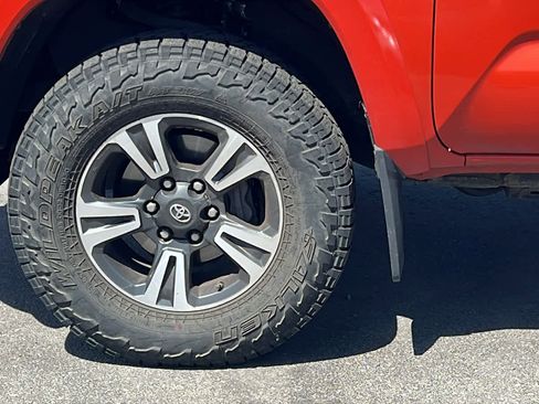 Used 2016 Toyota Tacoma TRD Sport w/ Towing Package AWD/4WD image 9