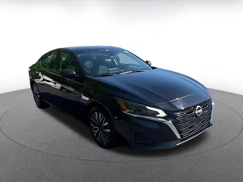 Used 2025 Nissan Altima 2.5 SV FWD image 3