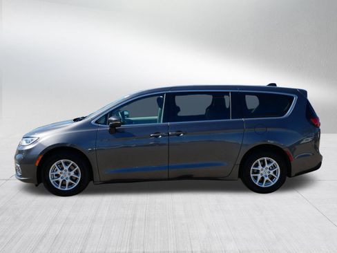 Used 2023 Chrysler Pacifica Touring-L image 4