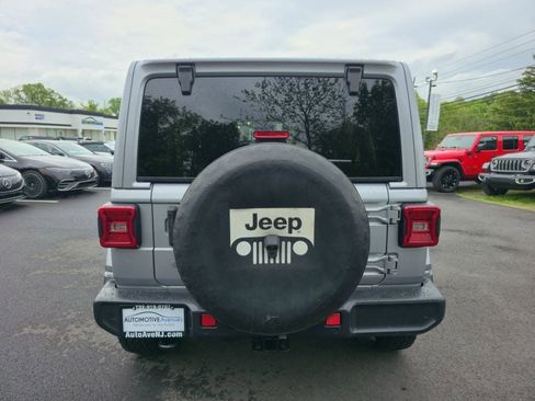 Used 2018 Jeep Wrangler Unlimited Sahara AWD/4WD image 6