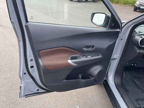 Used 2021 Nissan Kicks SR w/ Interior Electronics Package FWD image 16