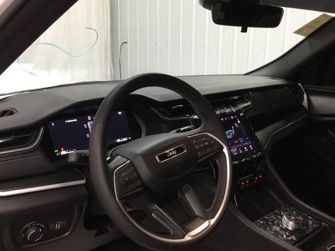 Used 2025 Jeep Grand Cherokee Altitude AWD/4WD image 9