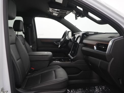 Used 2025 GMC Yukon XL Denali AWD/4WD image 13