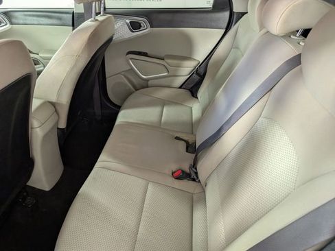 Used 2020 Kia Soul LX image 18