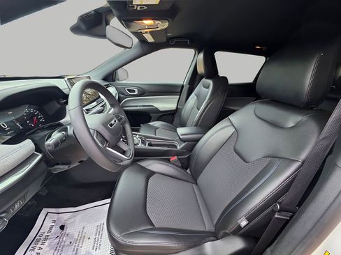 Used 2024 Jeep Compass Latitude image 16