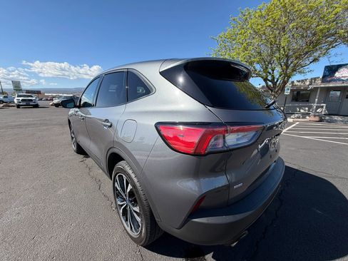 Used 2022 Ford Escape SE w/ SE Sport Appearance Package image 8