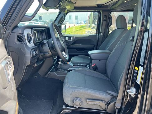 Used 2025 Jeep Wrangler Sahara image 6