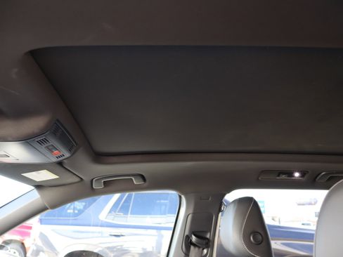 Used 2023 Volkswagen Tiguan SE R-Line image 18