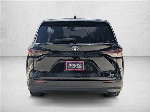 Used 2024 Toyota Sienna XLE image 6