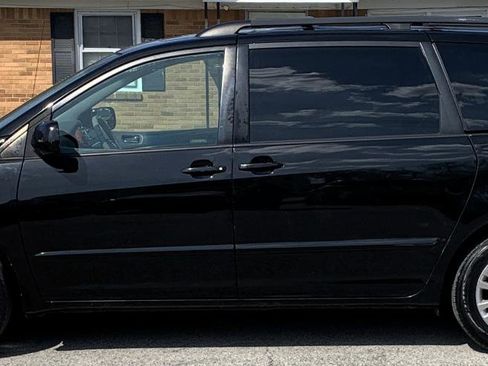 Used 2009 Toyota Sienna XLE image 2