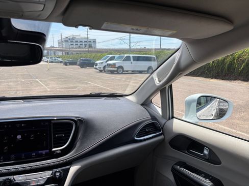 Used 2022 Chrysler Pacifica Touring-L FWD image 38