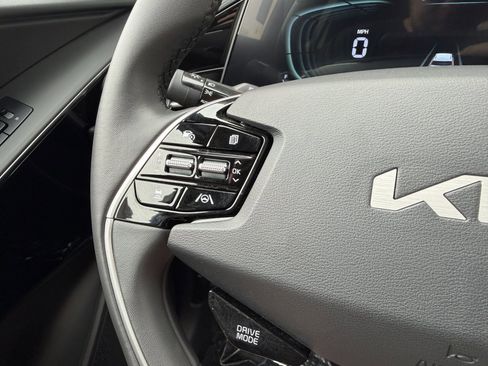 Used 2024 Kia Niro EX FWD image 27