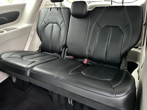 Used 2024 Chrysler Pacifica Touring-L image 15