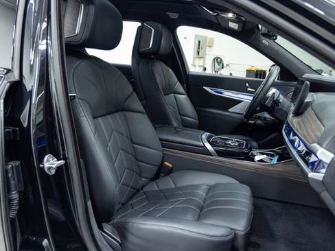 Certified 2023 BMW 760i xDrive w/ Executive Package image 25