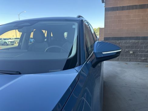 Used 2025 Volkswagen Tiguan SE w/ Panoramic Sunroof Package AWD/4WD image 11