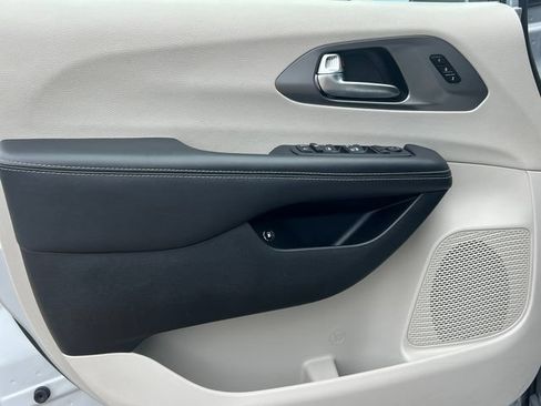 Used 2023 Chrysler Pacifica Touring-L FWD image 16