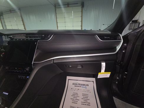 New 2025 Jeep Grand Cherokee L Laredo image 12