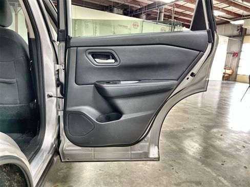 Used 2024 Nissan Rogue SV image 24