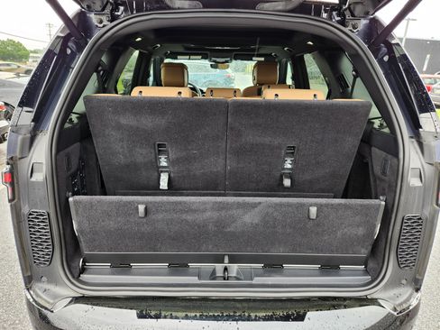Certified 2024 Land Rover Discovery Dynamic SE AWD/4WD image 8