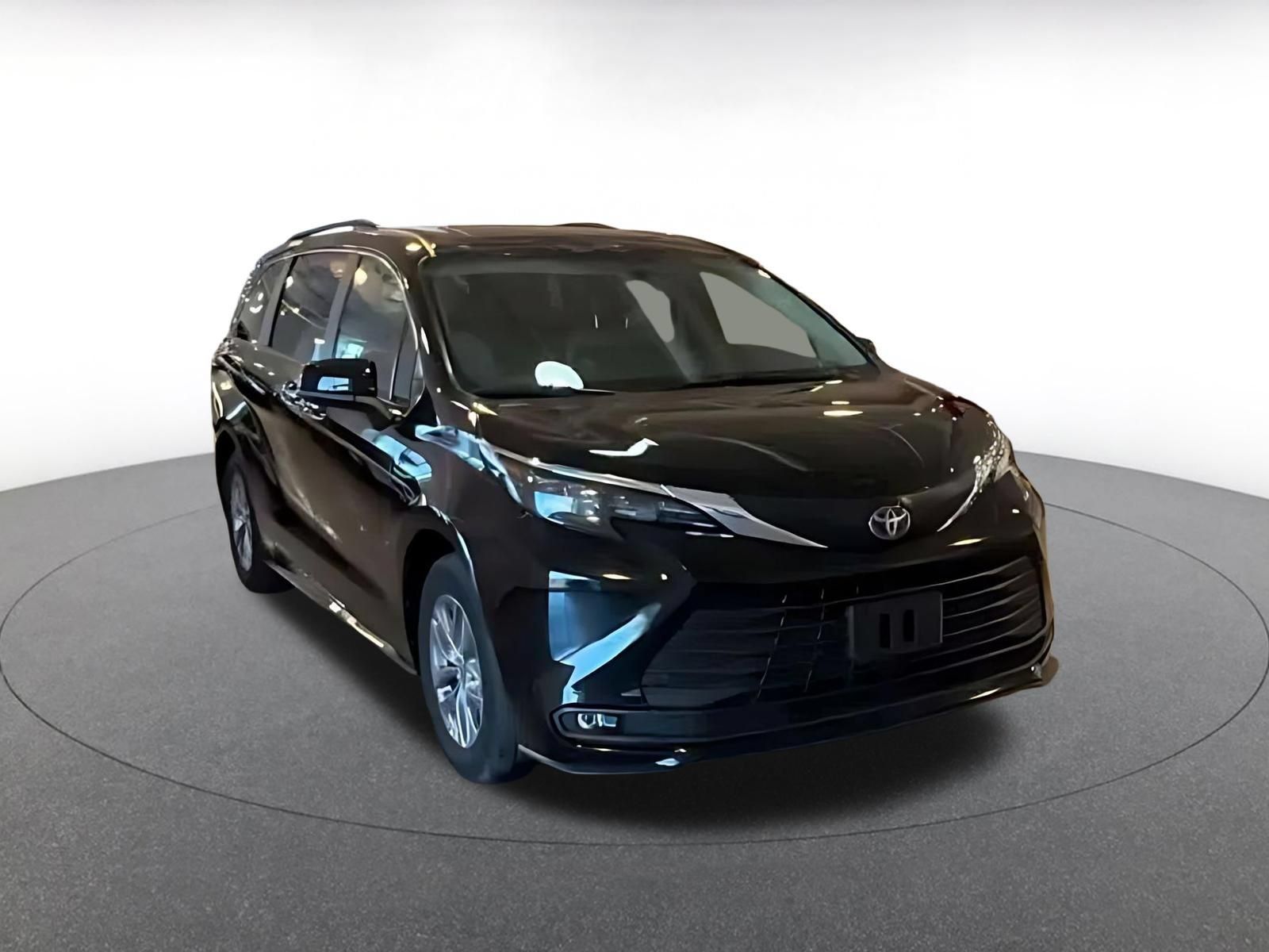 Used 2025 Toyota Sienna XLE FWD image 3